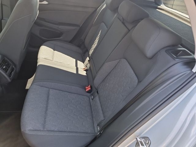 Fahrzeugabbildung Volkswagen Golf MOVE 2,0 TDI DSG PANO STHZG AHK NAVI KESSY