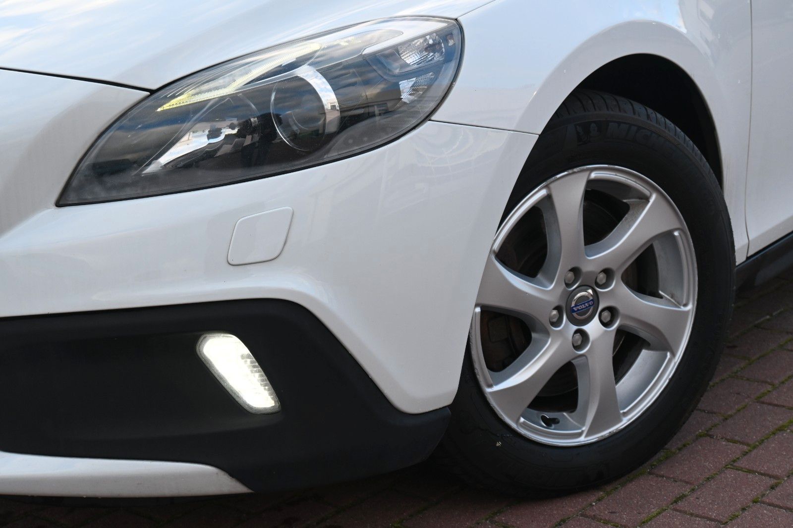 Fahrzeugabbildung Volvo V40 CC D3 MOM*XEN*NAV*STYL*SHZ*AUT