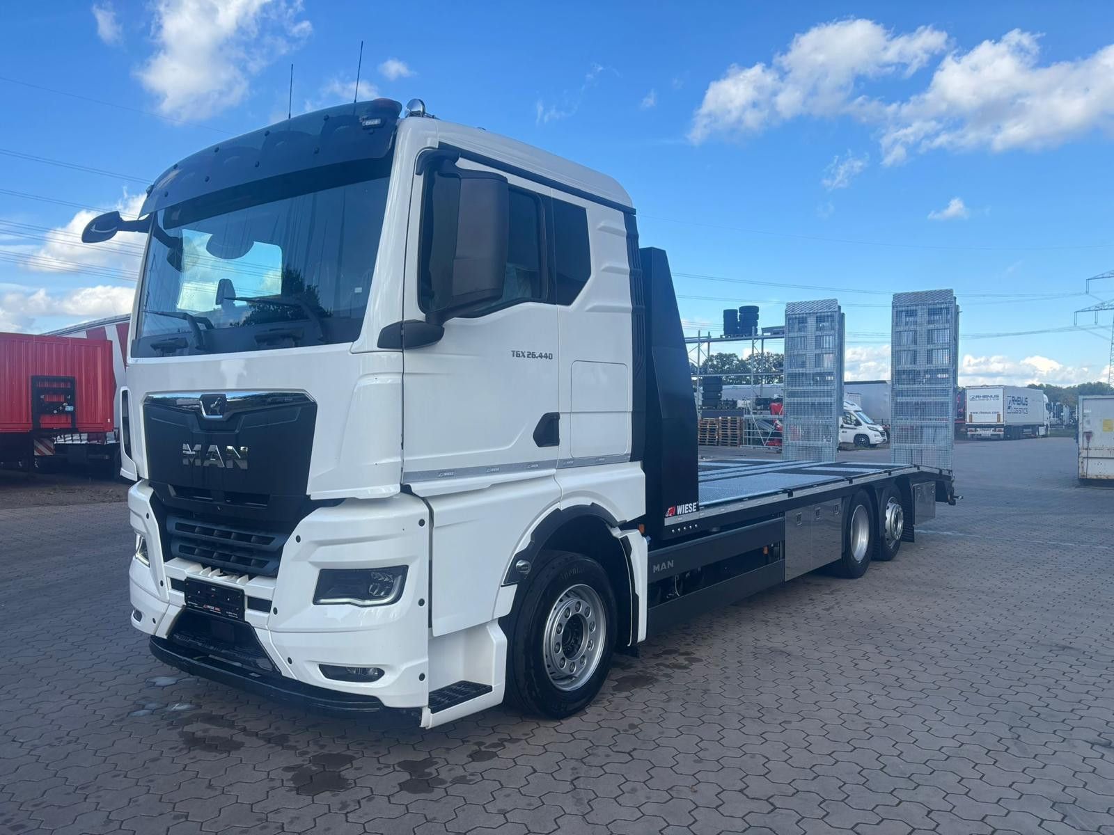 Fahrzeugabbildung MAN Baumaschinen-  Arbeitsbühnentransporter Rampen
