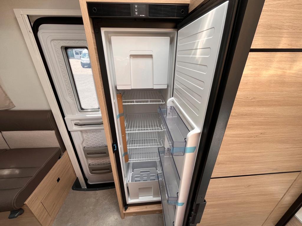 Challenger 317 Ultimate Solar Markise mit Hubbett – Foto 24 von 27