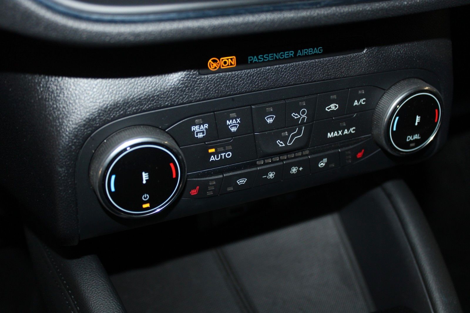 Fahrzeugabbildung Ford Kuga 2.5 PHEV Titanium LED Panodach WinterPaket