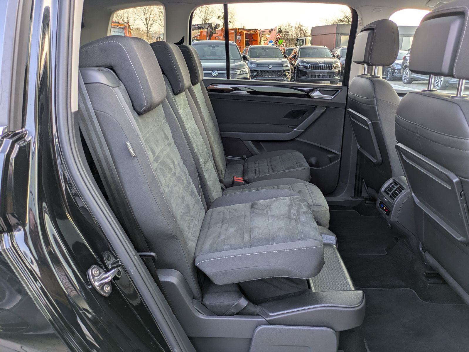 Fahrzeugabbildung Volkswagen Touran 2.0 DSG R-Line High. Pano 7-Si IQ.Dri AHK