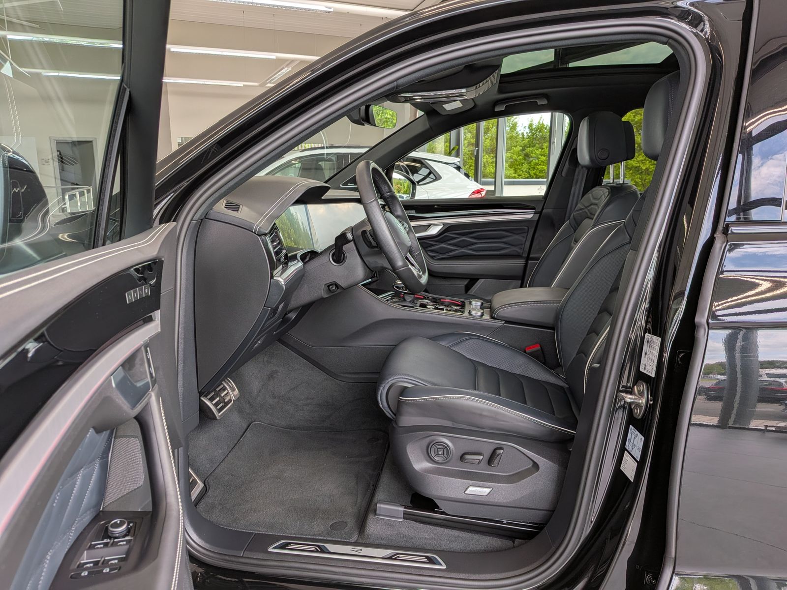 Fahrzeugabbildung Volkswagen Touareg 3.0TDI 4M R-Line VOLL Black 22" UPE 114T