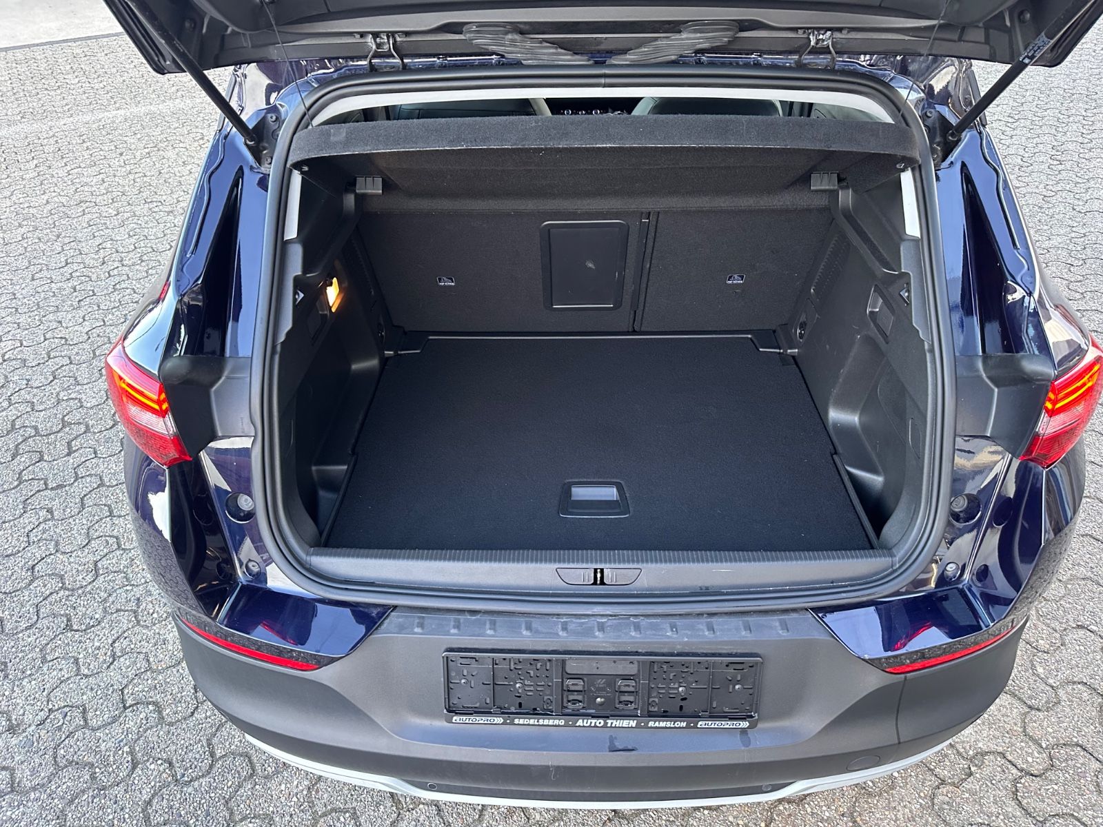 Fahrzeugabbildung Opel Grandland (X) 1.2 Turbo Navi/LED/SHZG/APP/GRA