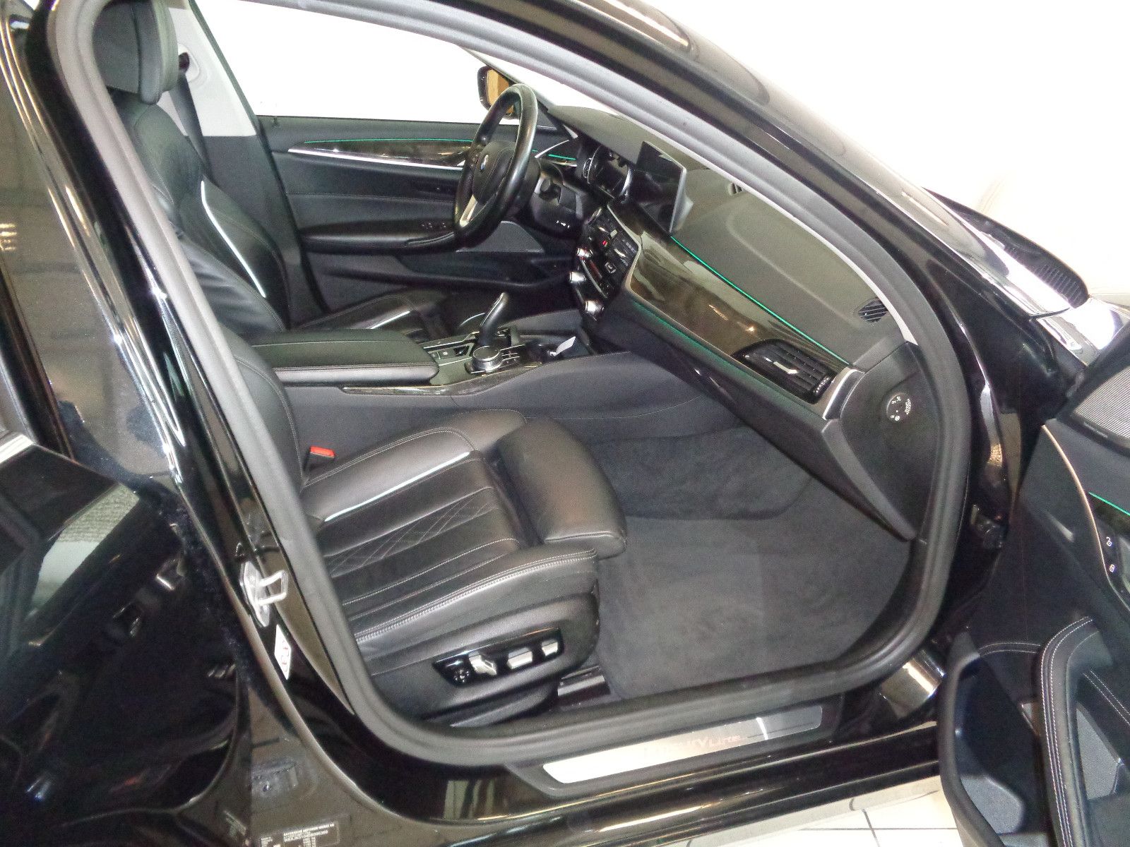 Fahrzeugabbildung BMW 530 d Luxury Line / LED / AHK / HK / LEDER