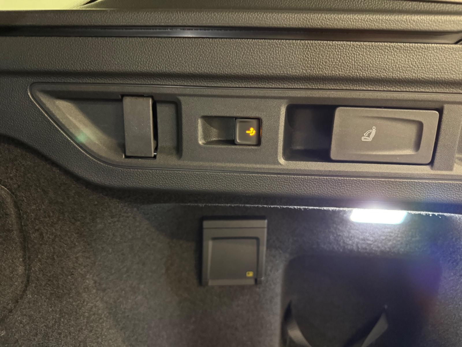 Volkswagen Passat Variant Elegance AHK ACC DCC Pano