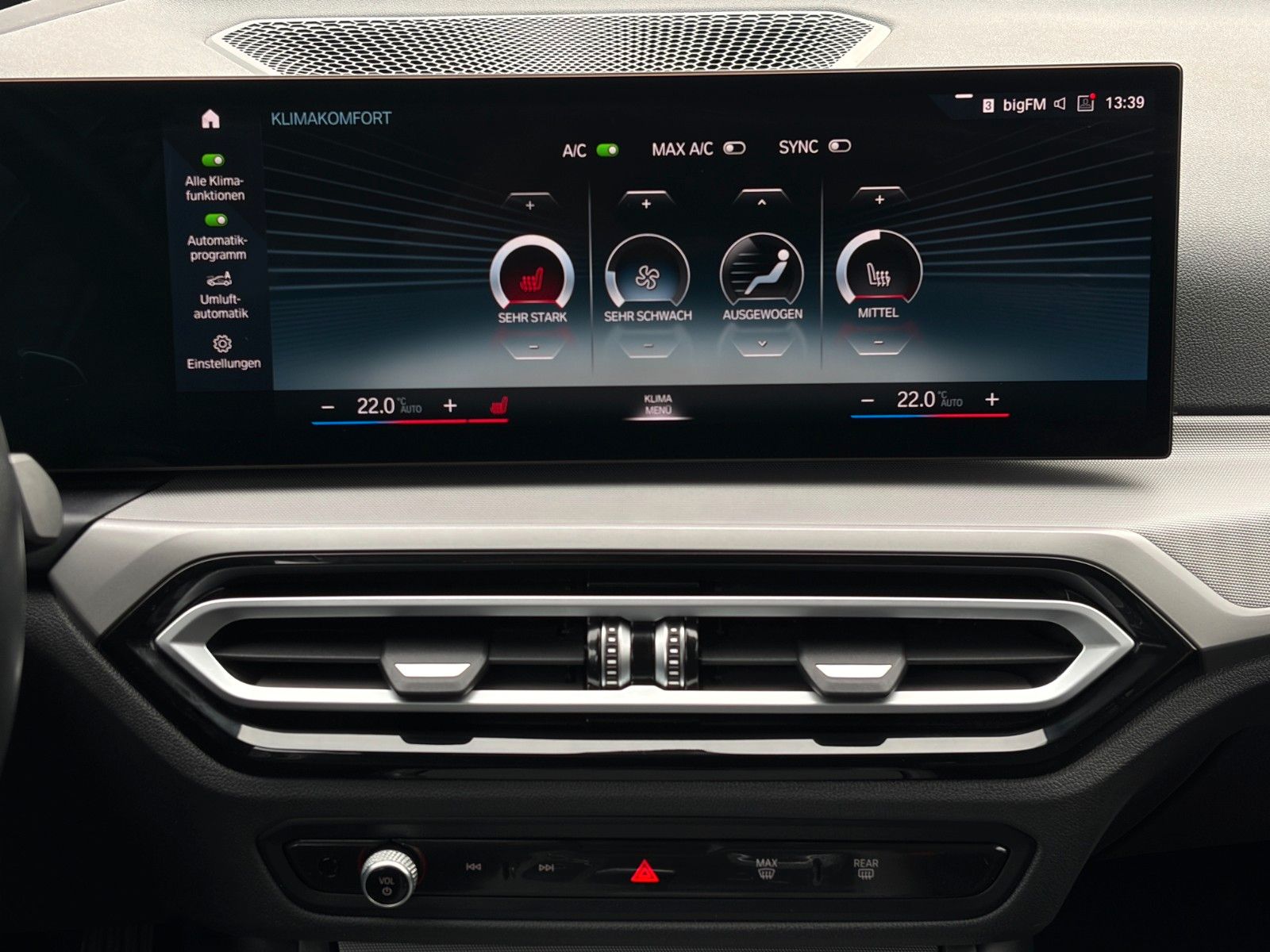 Fahrzeugabbildung BMW 330e Touring ACC HuD HiFi CAM 3Z-Klima CarPlay