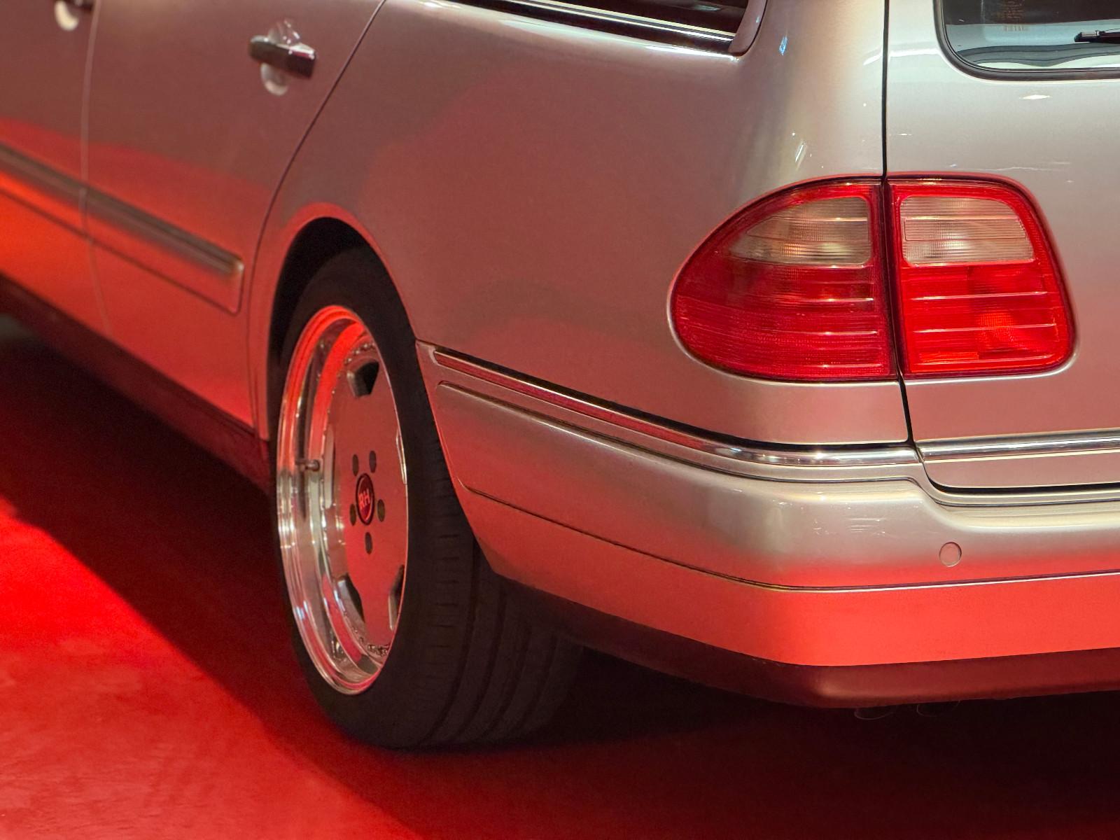 Mercedes-Benz E 320 T/3.2 V6 224PS/AVANTGARDE/18"RH/R+H FEDERN