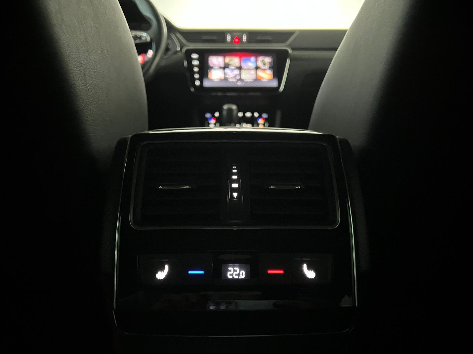 Fahrzeugabbildung SKODA Superb Combi SPORTLINE/LED/STHZ/AHK/ACC/VRTL