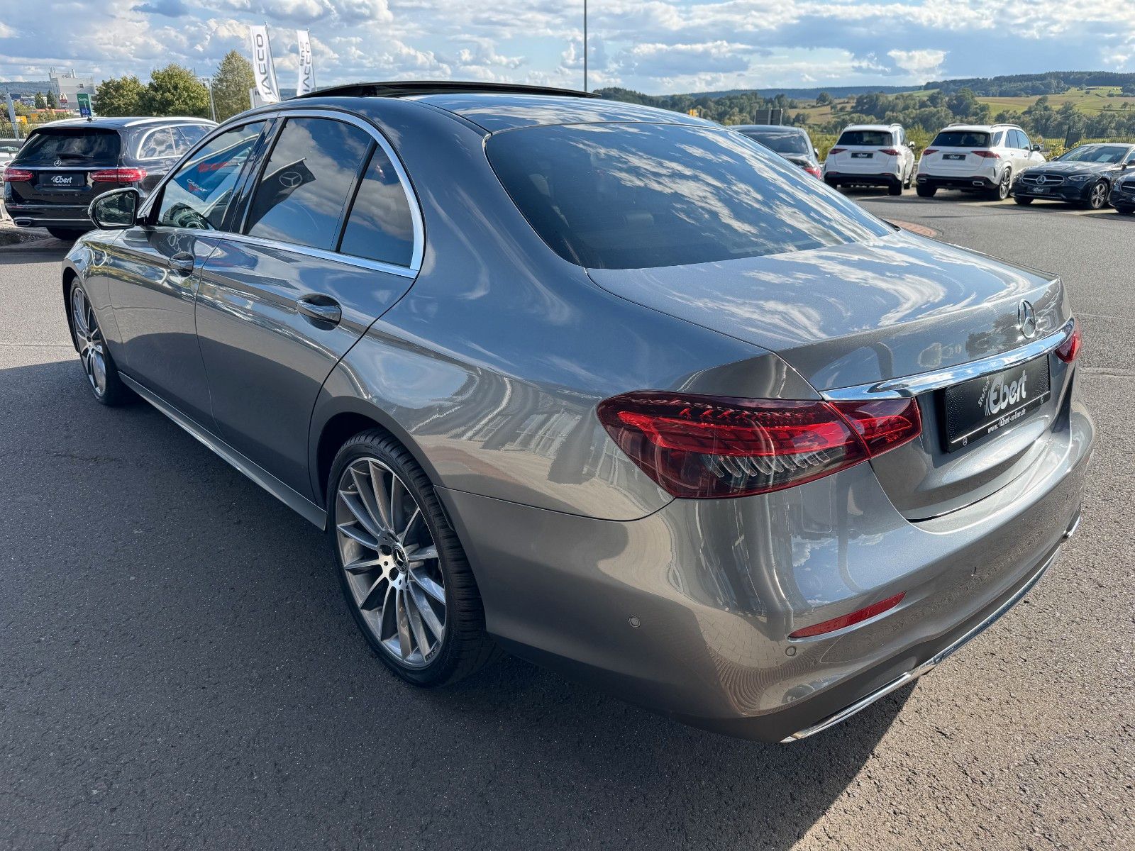 Fahrzeugabbildung Mercedes-Benz E 220d AMG+Pano+MultiBeam+Ambiente+TotW+360