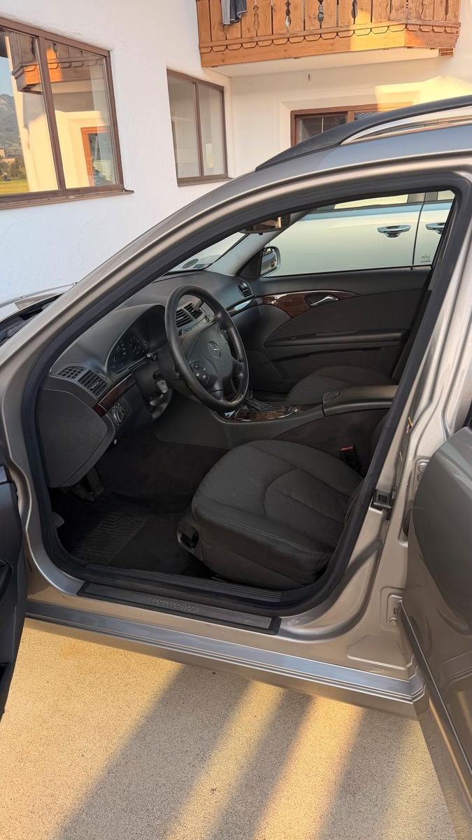 Mercedes-Benz E220 2004 — photo 12
