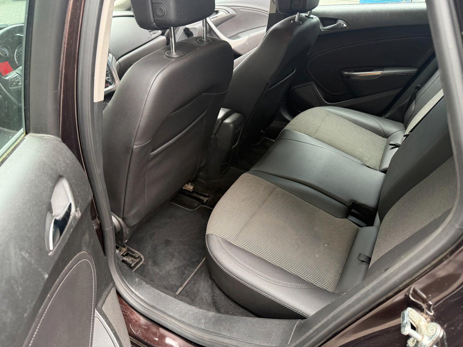 Opel Astra 2012 — photo 15