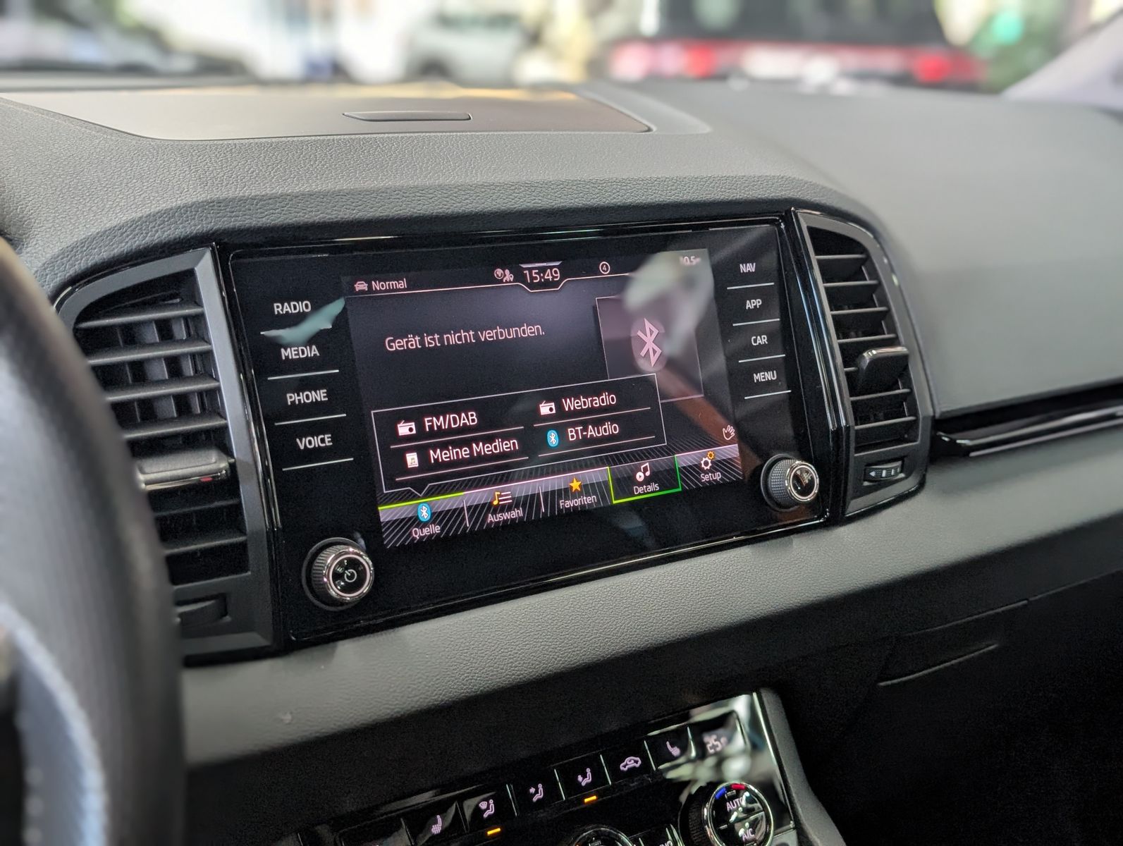 Fahrzeugabbildung SKODA Karoq Sportline 4x4 2.0 TSI PANO AHK StHz VOLL