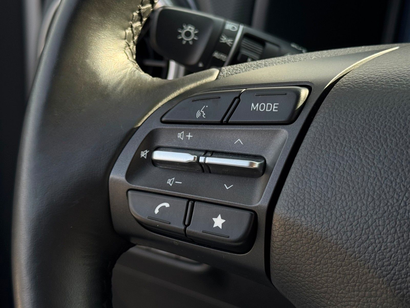 Fahrzeugabbildung Hyundai KONA E Select SHZ LHZ LKA ACC Navi CarPlay Wifi