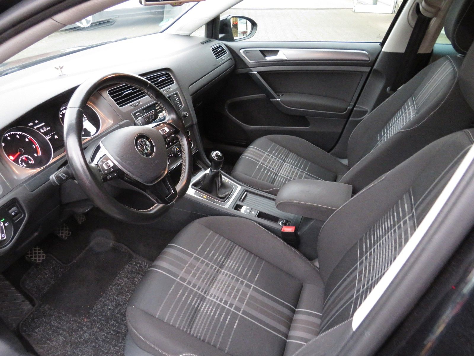 Fahrzeugabbildung Volkswagen Golf VII Lim. Lounge BMT