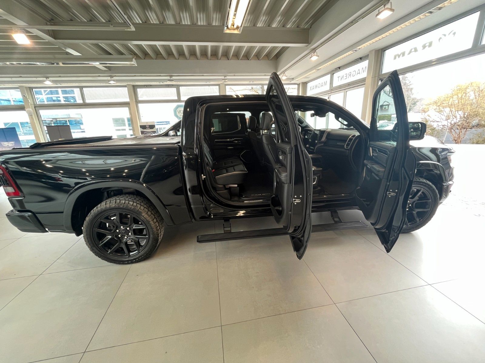 Fahrzeugabbildung Dodge RAM 1500 Laramie Night  Navi*AHK*LPG*Pano
