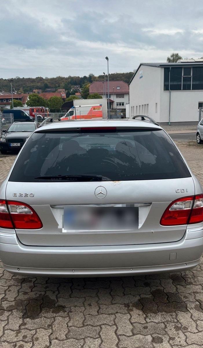 Mercedes-Benz E220 2005 — rear view