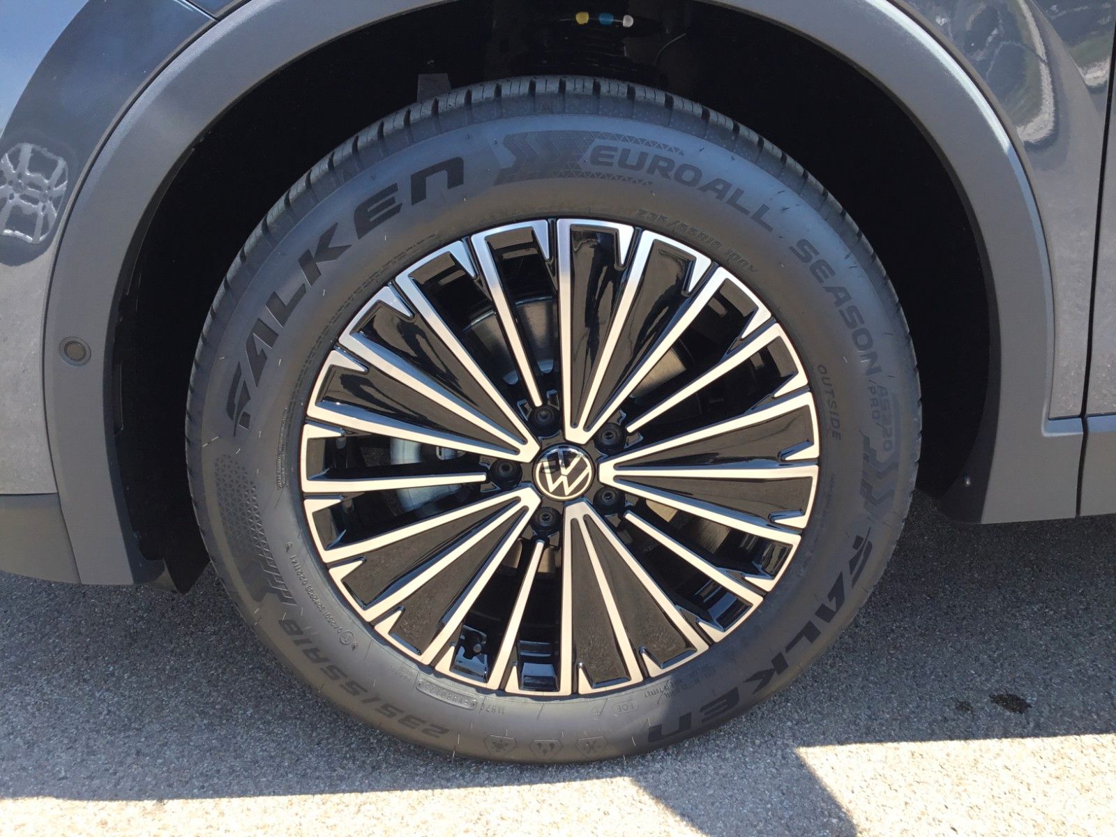 Fahrzeugabbildung Volkswagen Tiguan 1.5 eTSI DSG Life+AHK+360°+18"+LED+AppCon