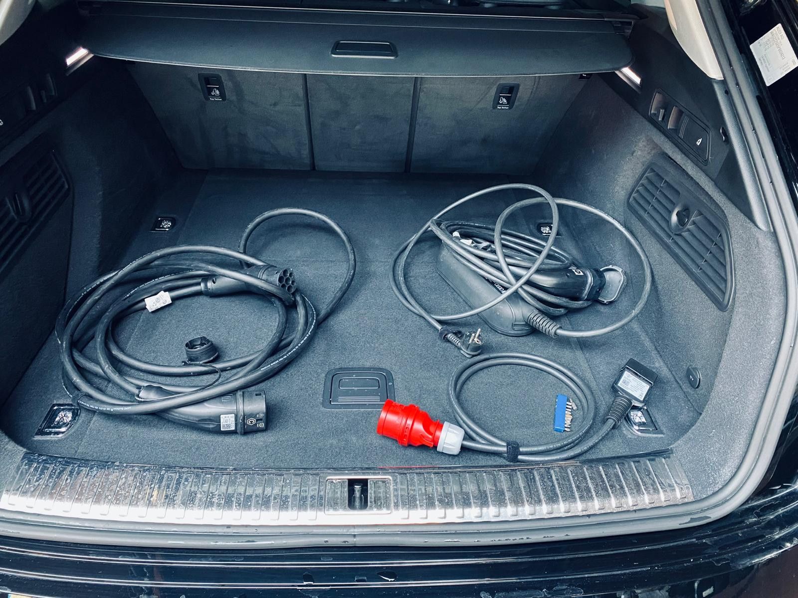 Fahrzeugabbildung Audi e-tron 55 Quat S LINE LUFT+LED+NAVI+SHZ+KAM+B&O+