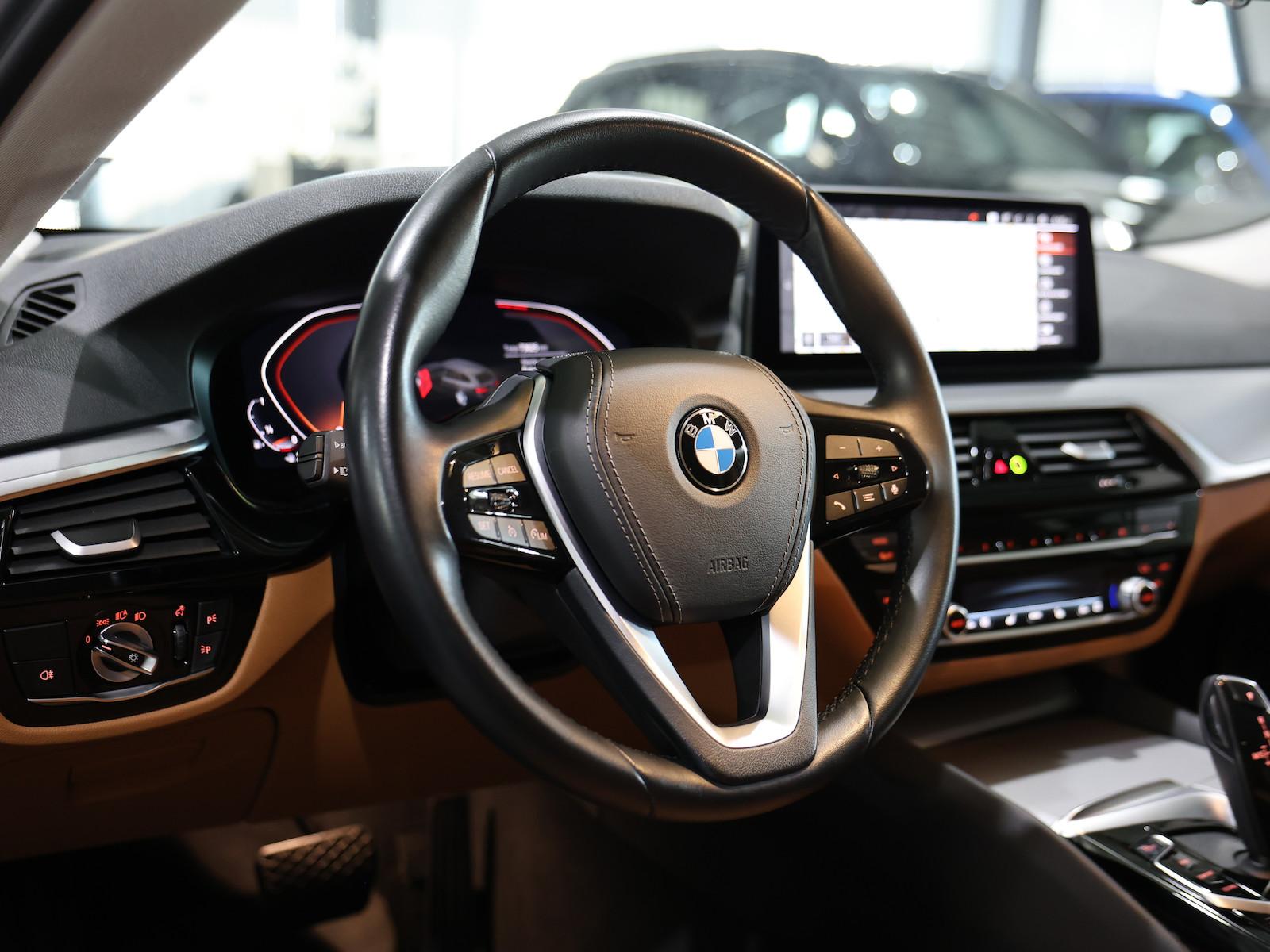 BMW 520i Touring BUSINESS BLACK & BROWN / H/K / LED