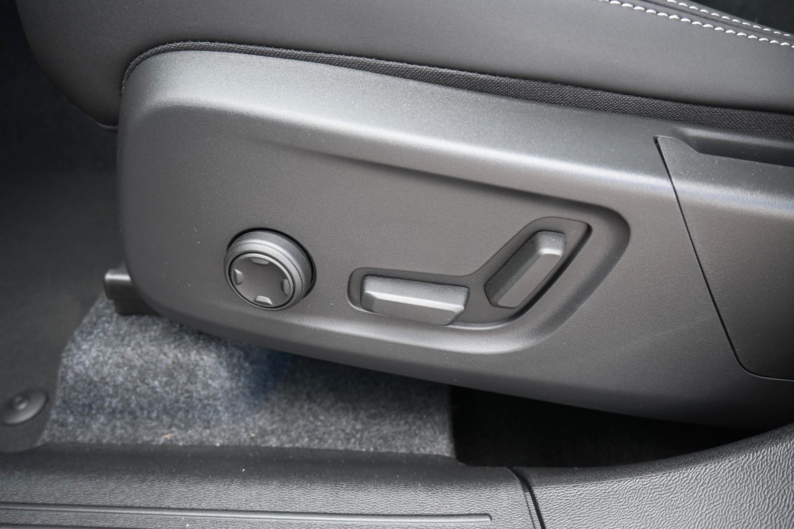 Fahrzeugabbildung Volvo XC40 B3 DKG Ultra Dark*FSHZG*PANO*360°*ACC