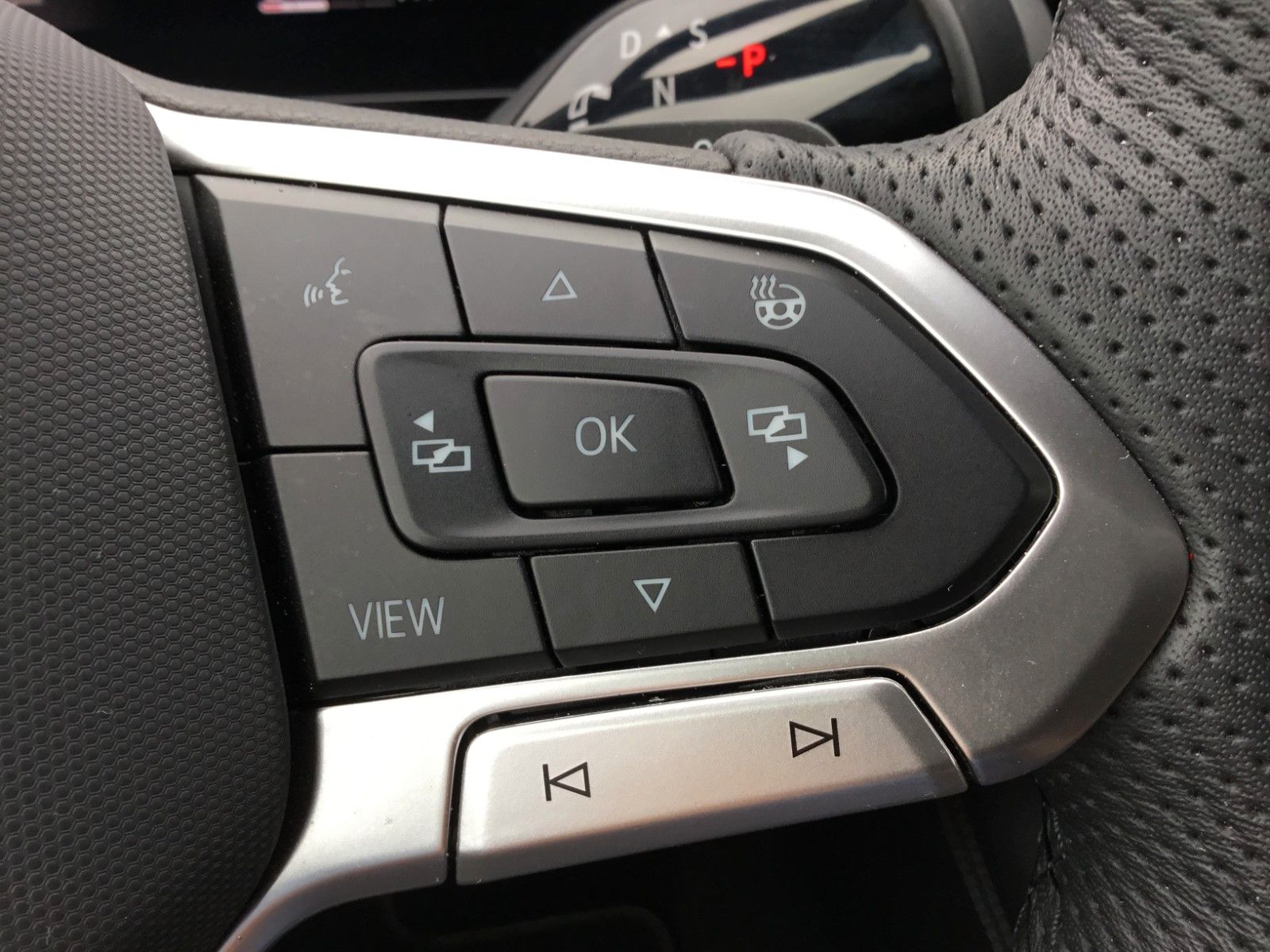 Fahrzeugabbildung Volkswagen Tiguan 2.0 TDI DSG 4M R-Line+AHK+20"+Pano