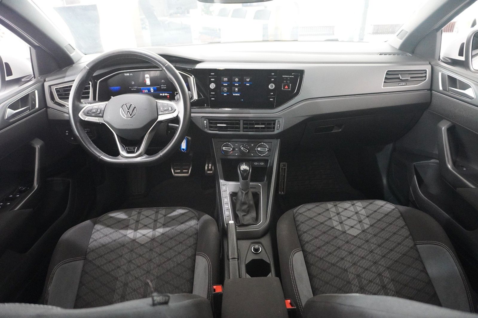 Fahrzeugabbildung Volkswagen Taigo 1.0 TSI R-LINE NAVI/LED/KAMERA/SPORT/DAB+