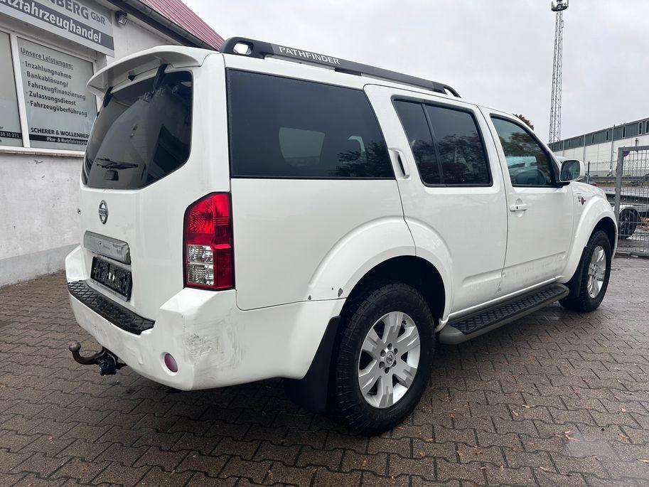 Nissan Pathfinder 2007 — rear view