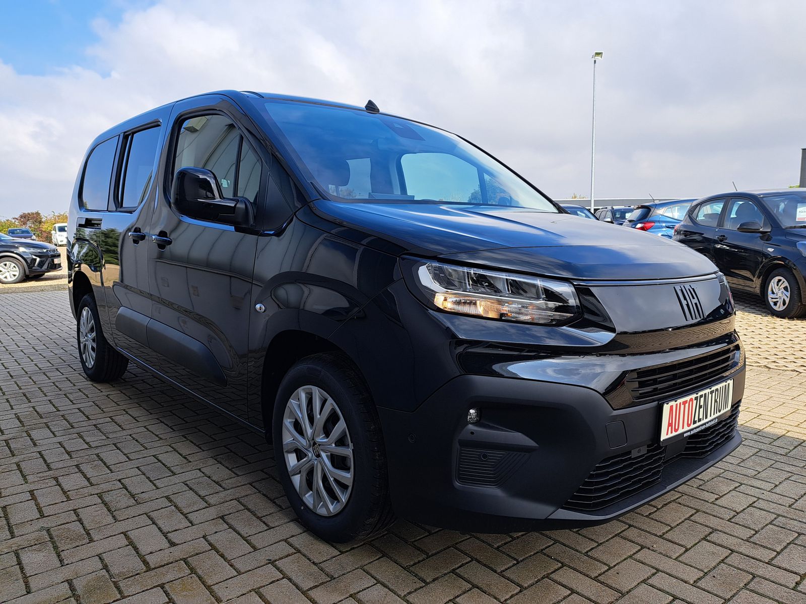 Fahrzeugabbildung Fiat Doblo Kombi L2 1.5 HDi 130PS 7-SITZE AUTOMATIK