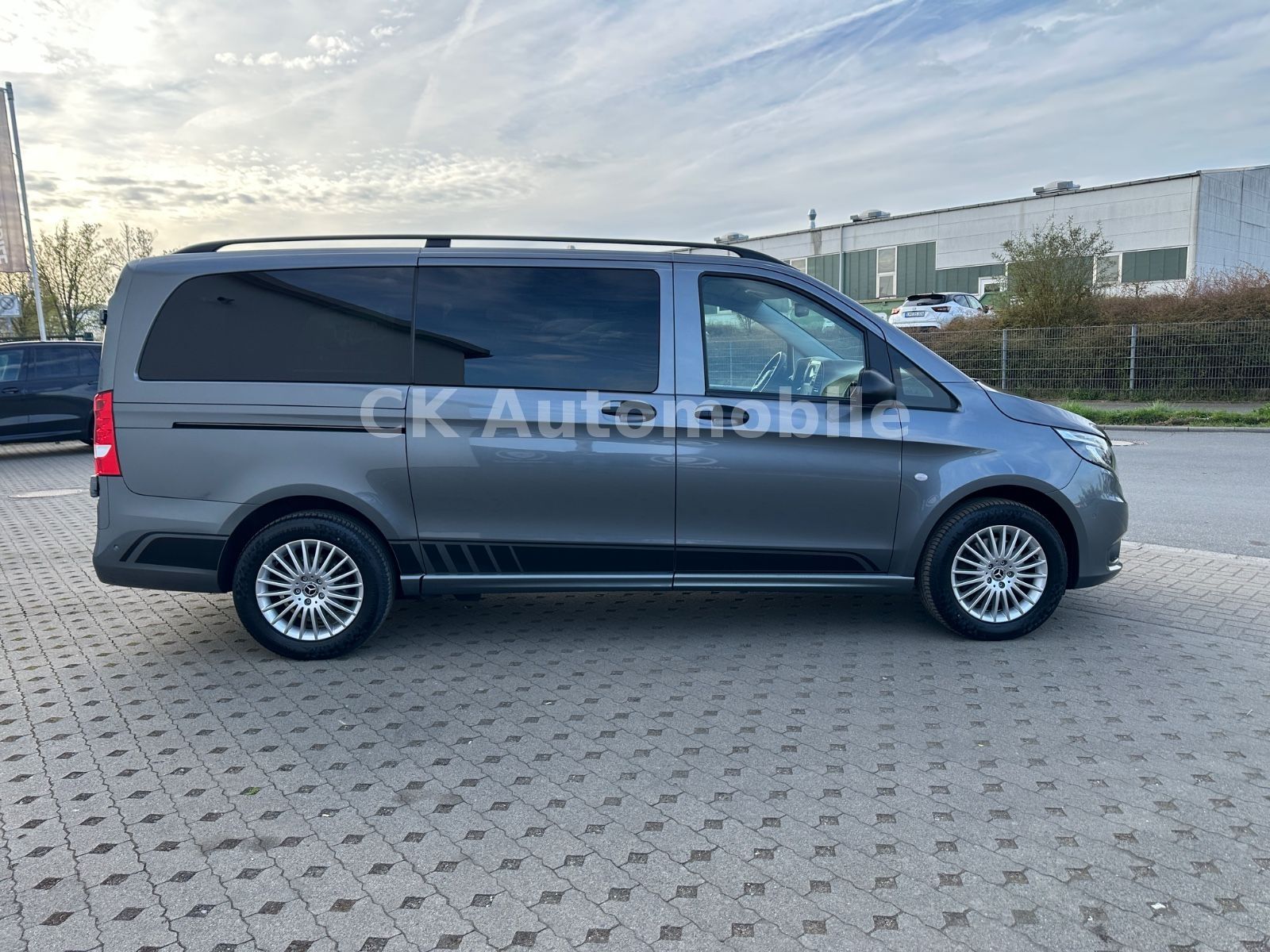 Fahrzeugabbildung Mercedes-Benz Vito 124 Mixto 4x4 lang/5Sitze/Navi/LED/Kam./AHK