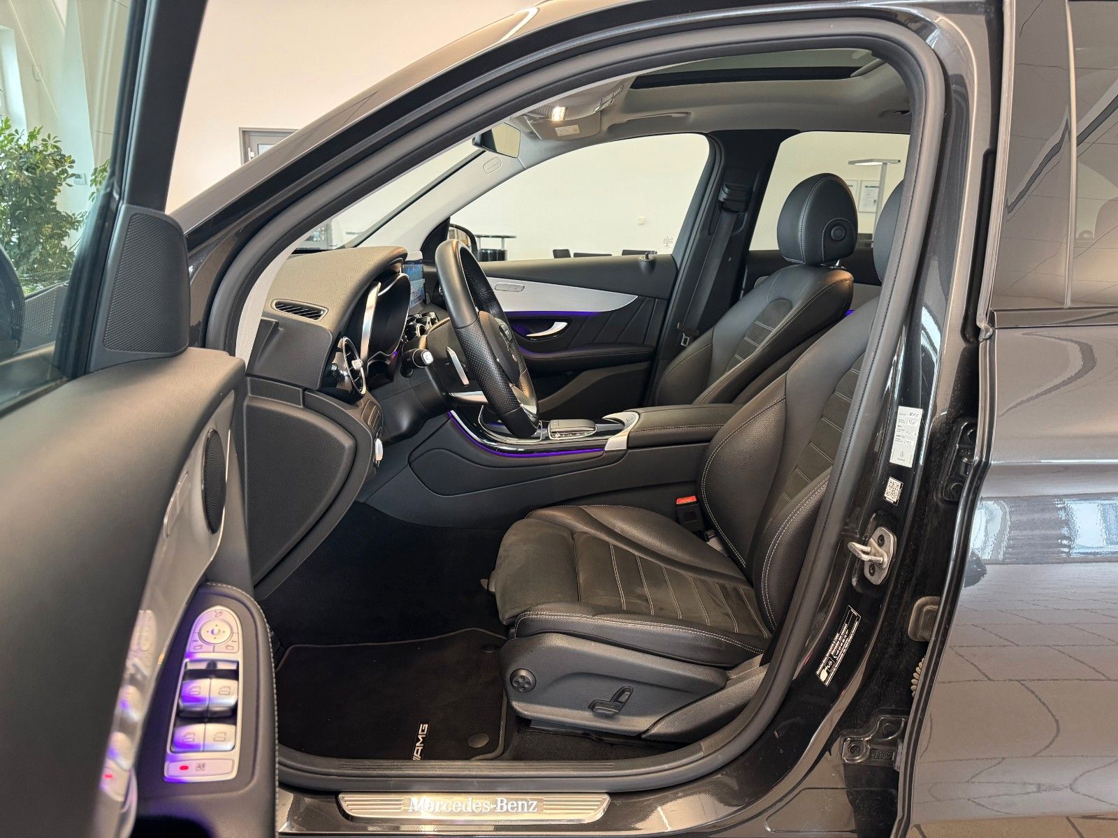 Fahrzeugabbildung Mercedes-Benz GLC 220d 4M+AMG+Pano+Distr+Night+RKamera