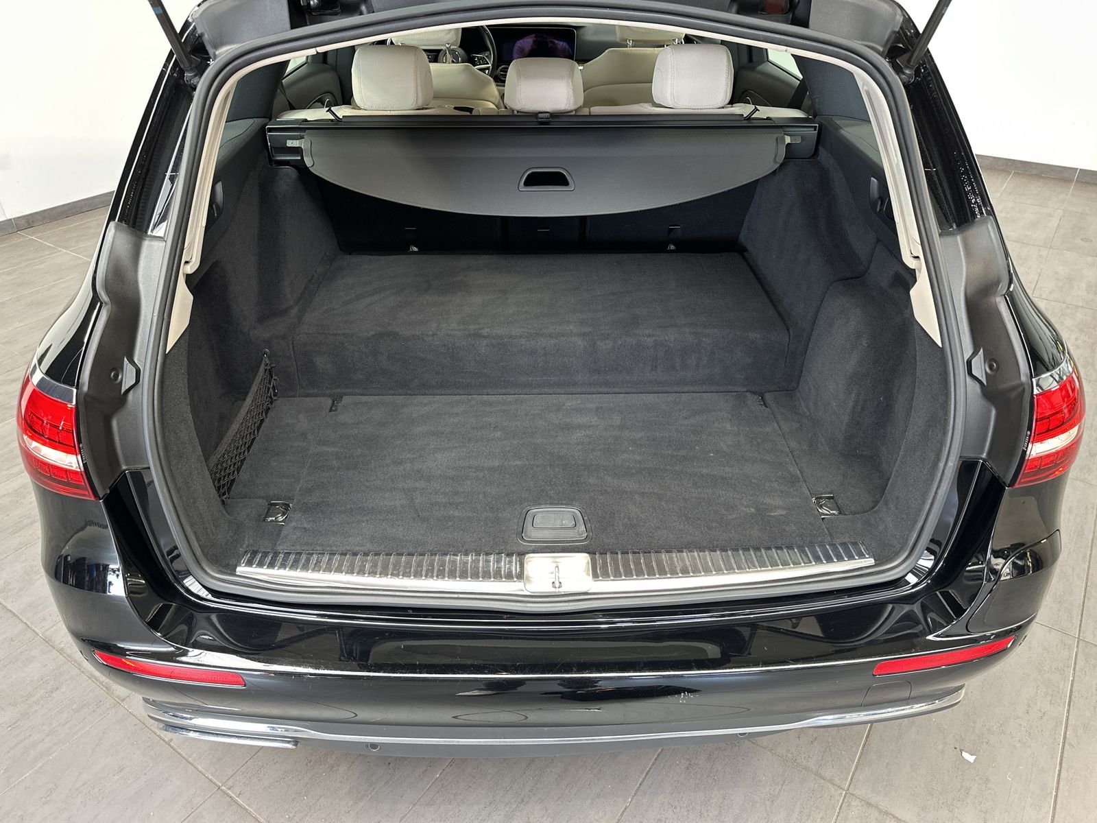 Fahrzeugabbildung Mercedes-Benz E 300de T 4Matic Avantgarde NAV+LED+AHK+DISTRONI