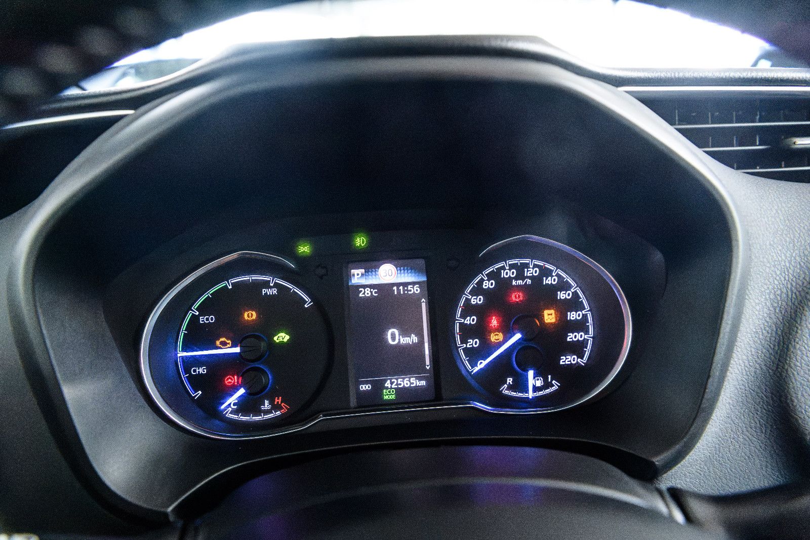 Fahrzeugabbildung Toyota Yaris Hybrid Team D+NAVI+SHZ+RFK+GJR+ALU+BICOLOR
