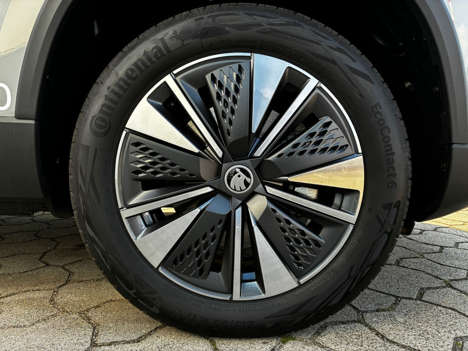 Fahrzeugabbildung SKODA Karoq 1.5 TSI DSG*AHK*RFK*ACC*eHeck