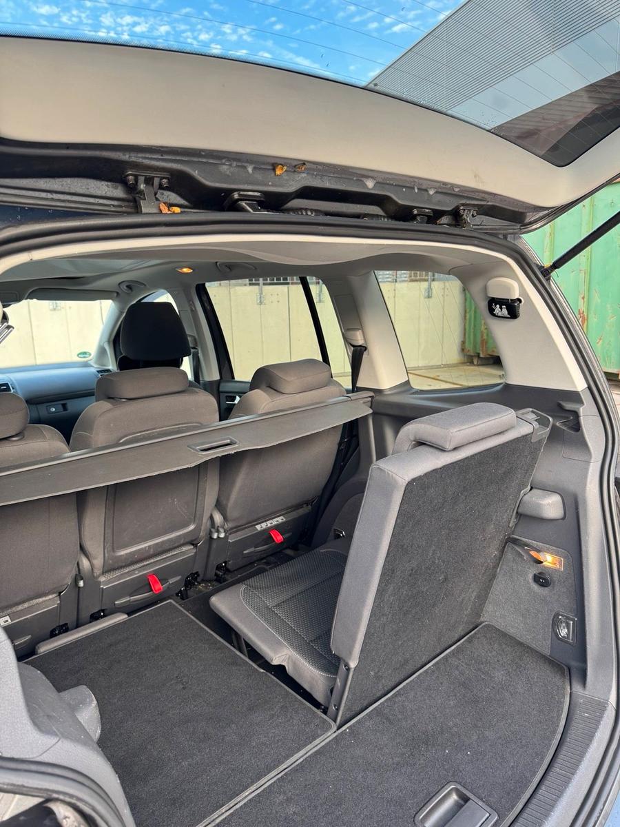 Volkswagen Touran 2010 — photo 12