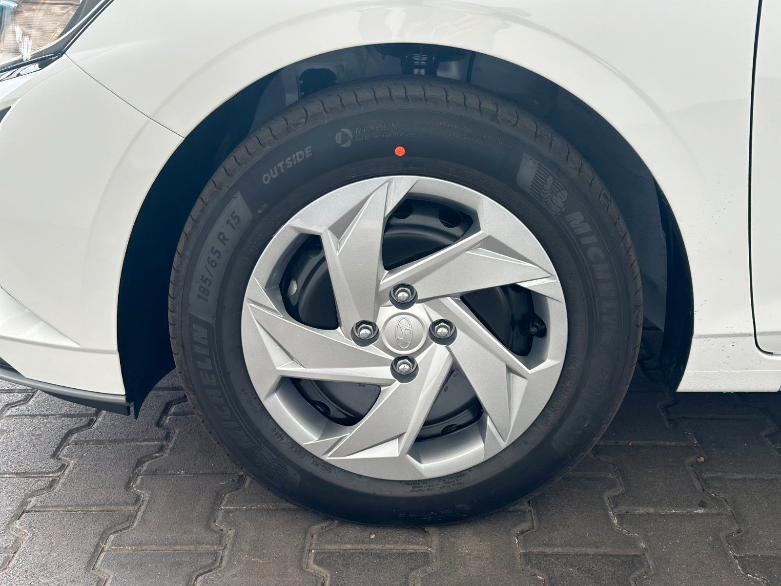 Fahrzeugabbildung Hyundai i20 Select 100PS Navi/PDC/kamera!