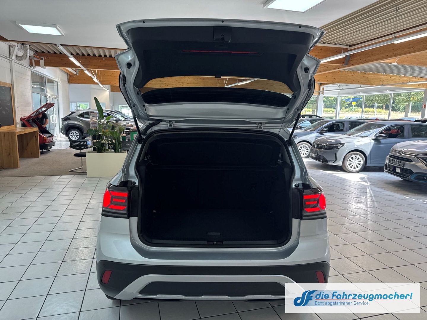 Fahrzeugabbildung Volkswagen T-Cross 1.0 TSI 85 kW Life Digitales Cockpit LED