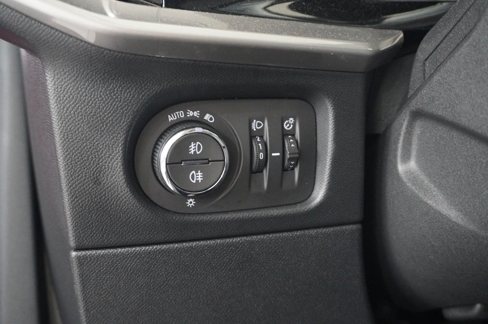Fahrzeugabbildung Opel Mokka 1.2T ELEGANCE NAVI/LED/KAMERA/SH/SPORT/DAB