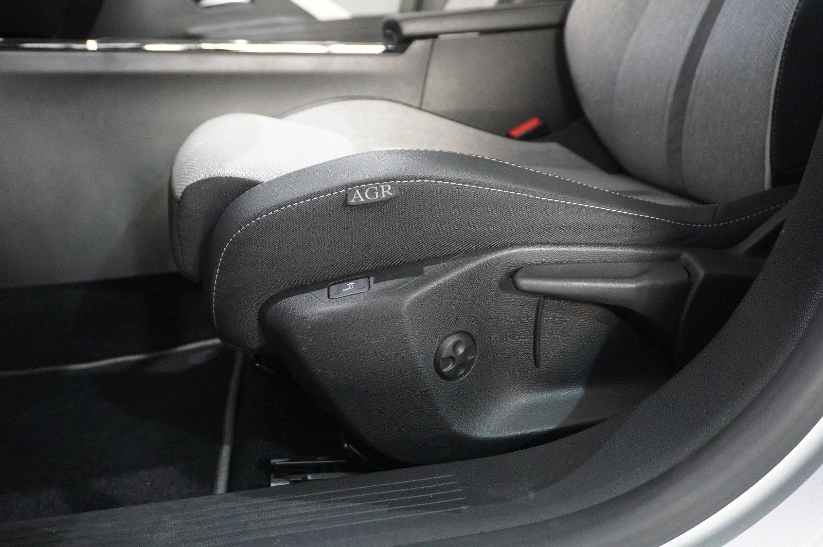 Fahrzeugabbildung Opel Astra L Lim. 1.6 HYBRID ELEGANCE NAVI/LED/KAMERA