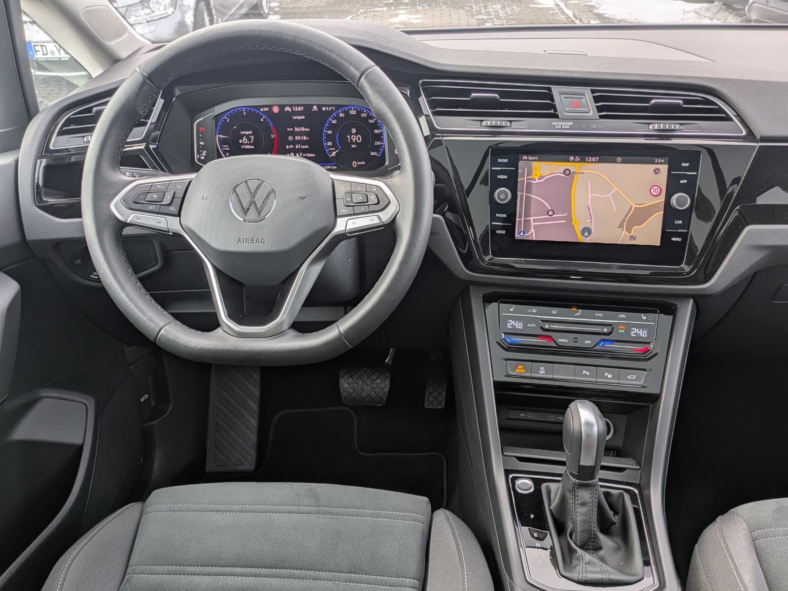 Fahrzeugabbildung Volkswagen Touran 2.0 DSG R-Line High. Pano 7-Si IQ.Dri AHK