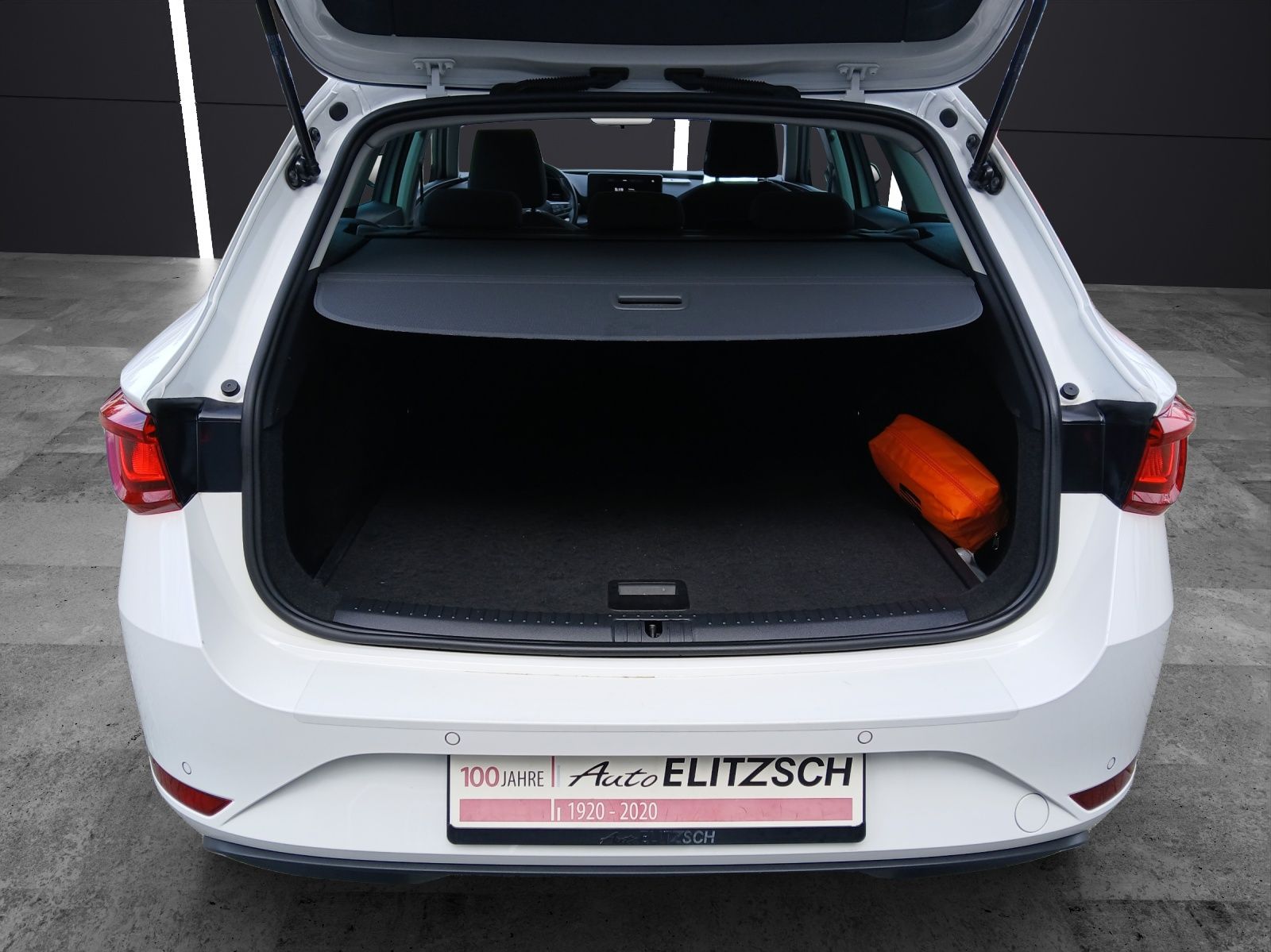 Fahrzeugabbildung SEAT Leon ST TDI Style DSG LED Navi AID Pano GRA Park