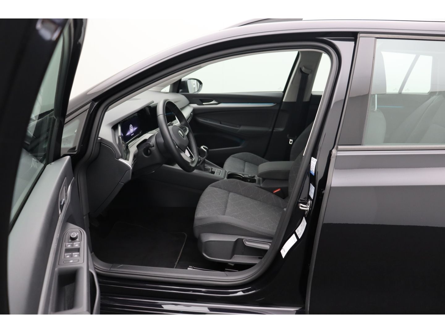 Fahrzeugabbildung Volkswagen Golf VIII Variant Life AHK SHZ ACC