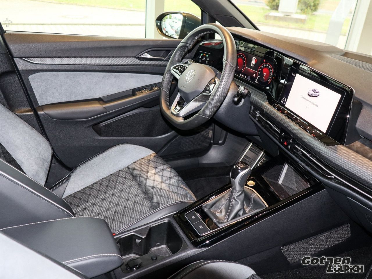 Fahrzeugabbildung Volkswagen Golf VIII Variant R-Line 1.5 TSI Navi AHK LED