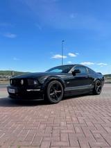 Ford Mustang GT v8 4,6 Gasanlage rotes Leder - Ford Mustang aus 2007: V6