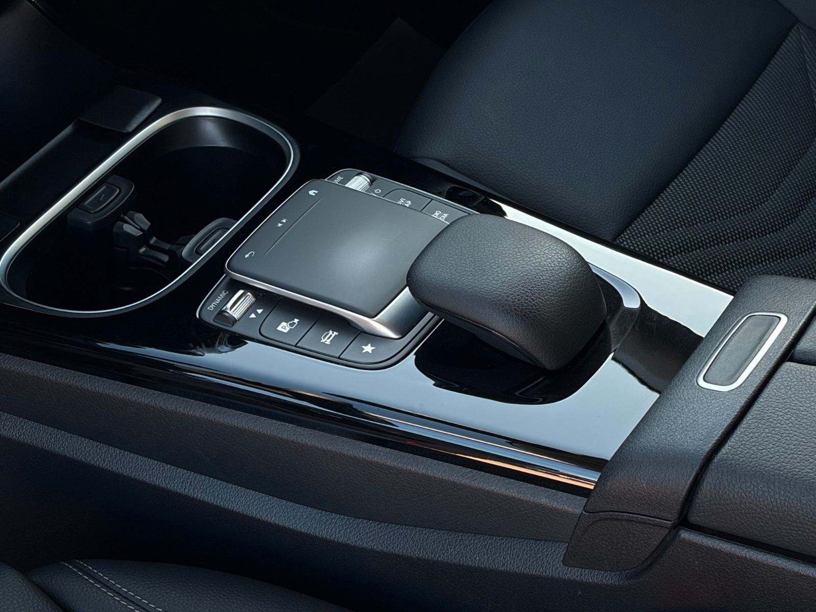 Fahrzeugabbildung Mercedes-Benz CLA 180 SB SHZ LKA MBUX CarPlay TEMP KLIMA Navi