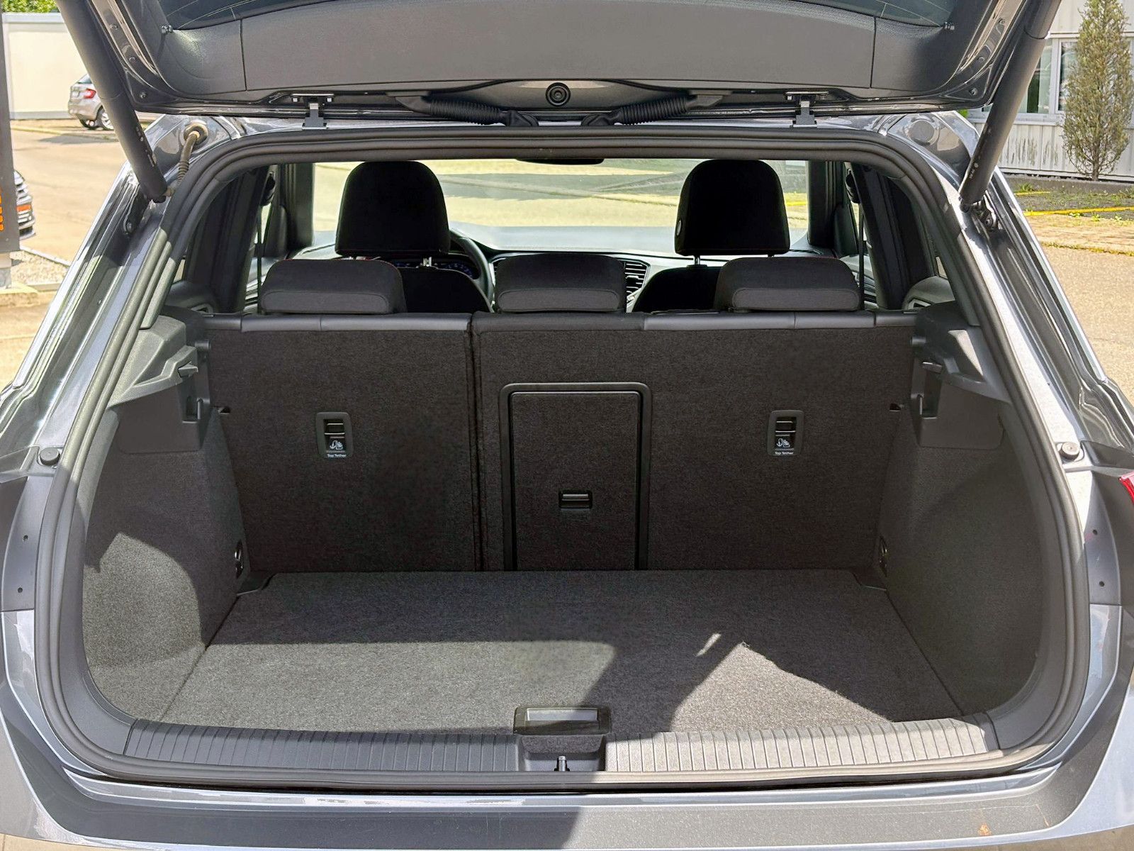 Fahrzeugabbildung Volkswagen T-Roc 1.5TSI R-Line DSG ACC KAM AHK LED NAV BT