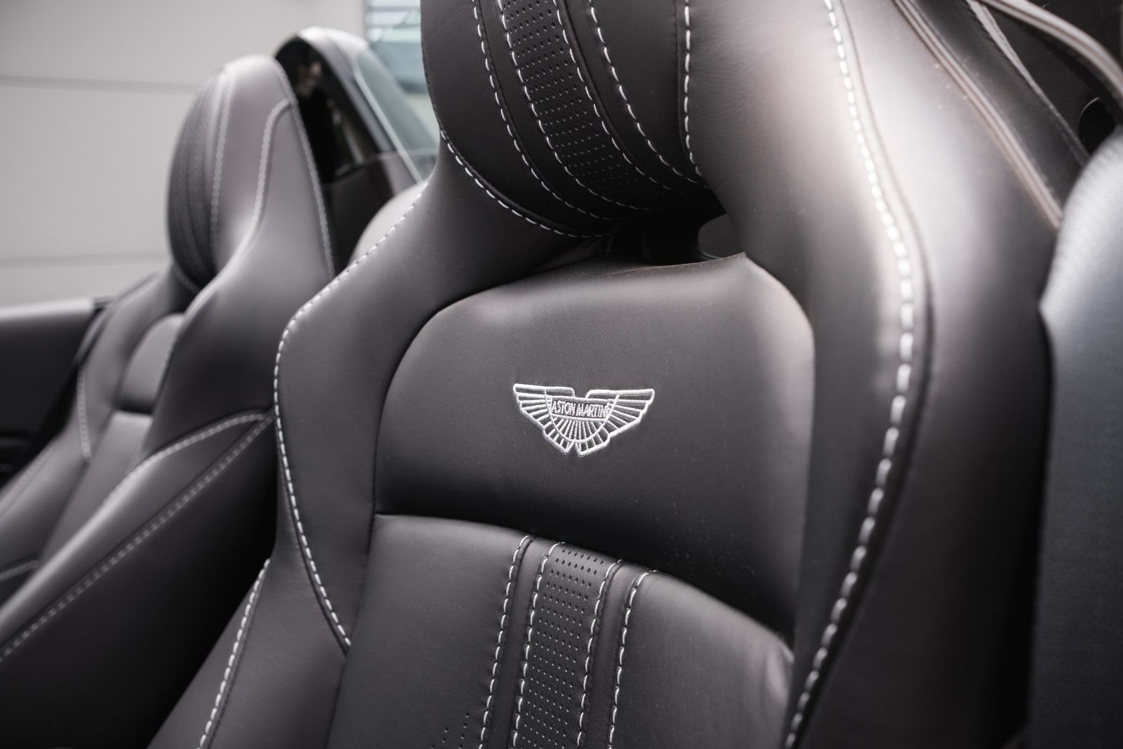 Fahrzeugabbildung Aston Martin V8 Vantage-Roadster-AM Spezialfarbe-Sport Plus.