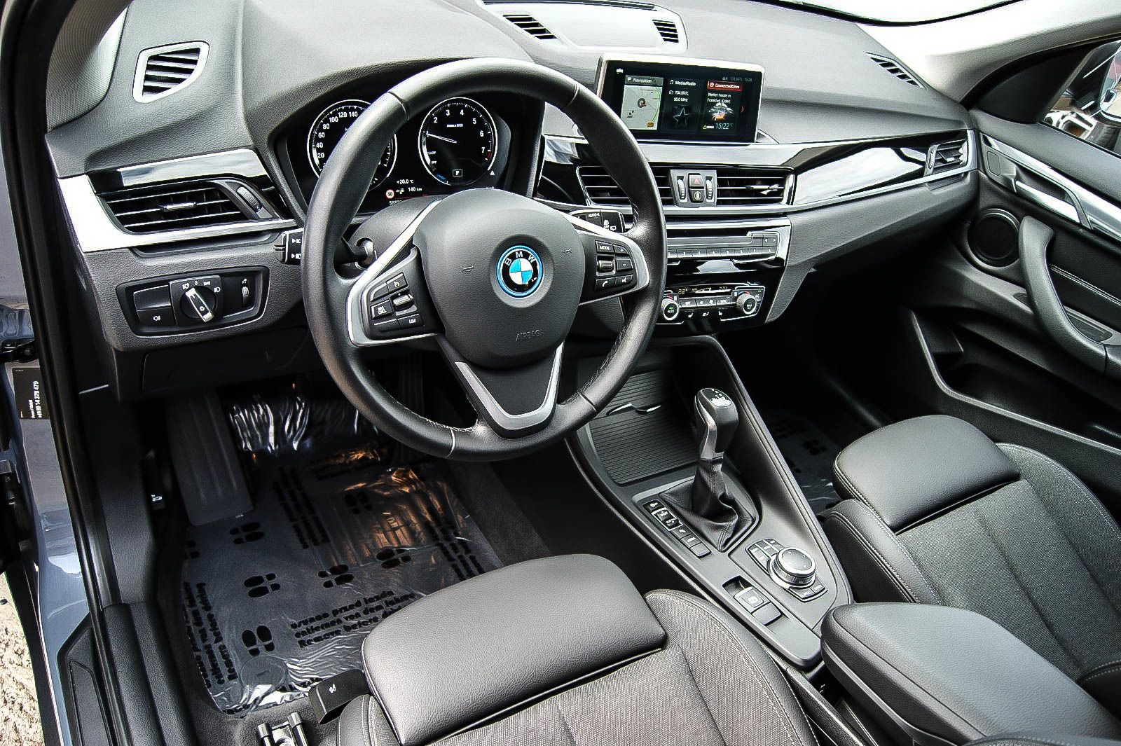 Fahrzeugabbildung BMW X1 xDrive 25e Advantage STORM BAY INDIVIDUAL LED