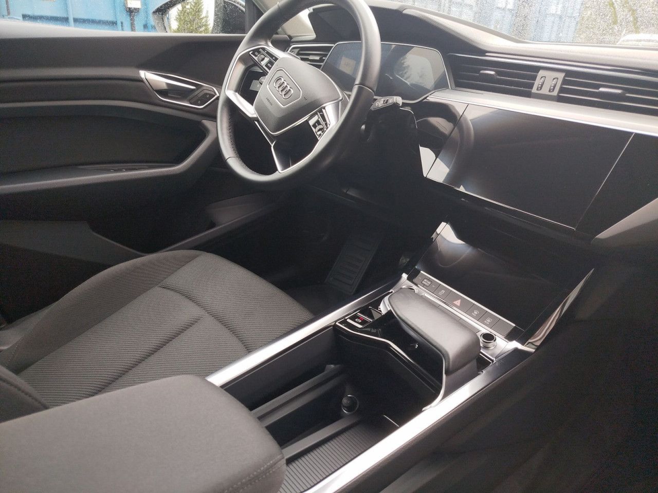 Fahrzeugabbildung Audi e-tron advanced 55 quattro 300 kW