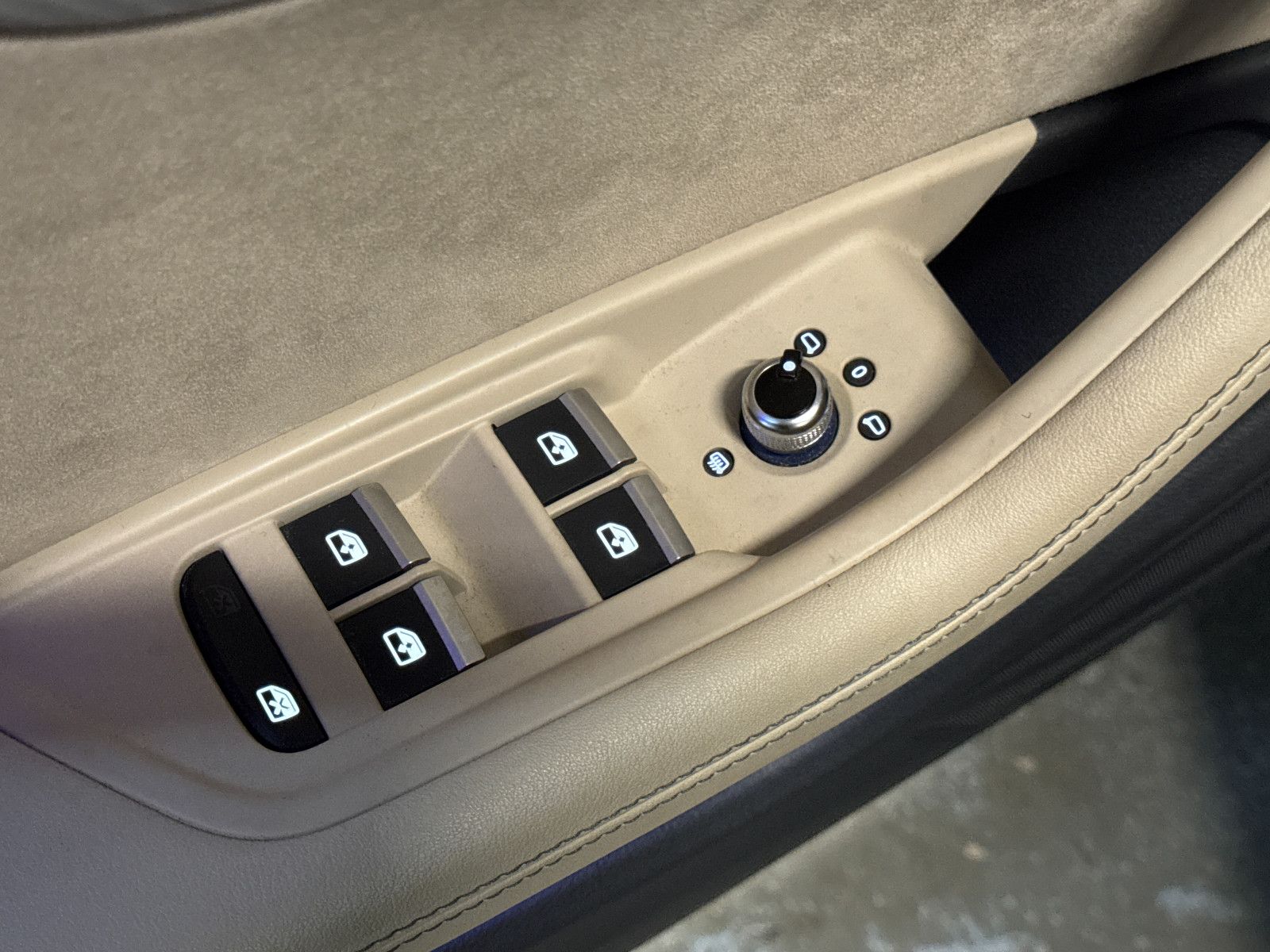 Fahrzeugabbildung Audi A4 Avant DESIGN S-TRONIC PANO STHD AHK LEDER